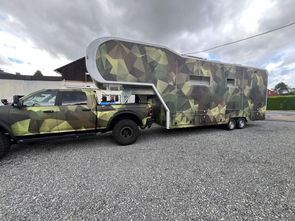 Referenzumbau Sattelauflieger Camouflage