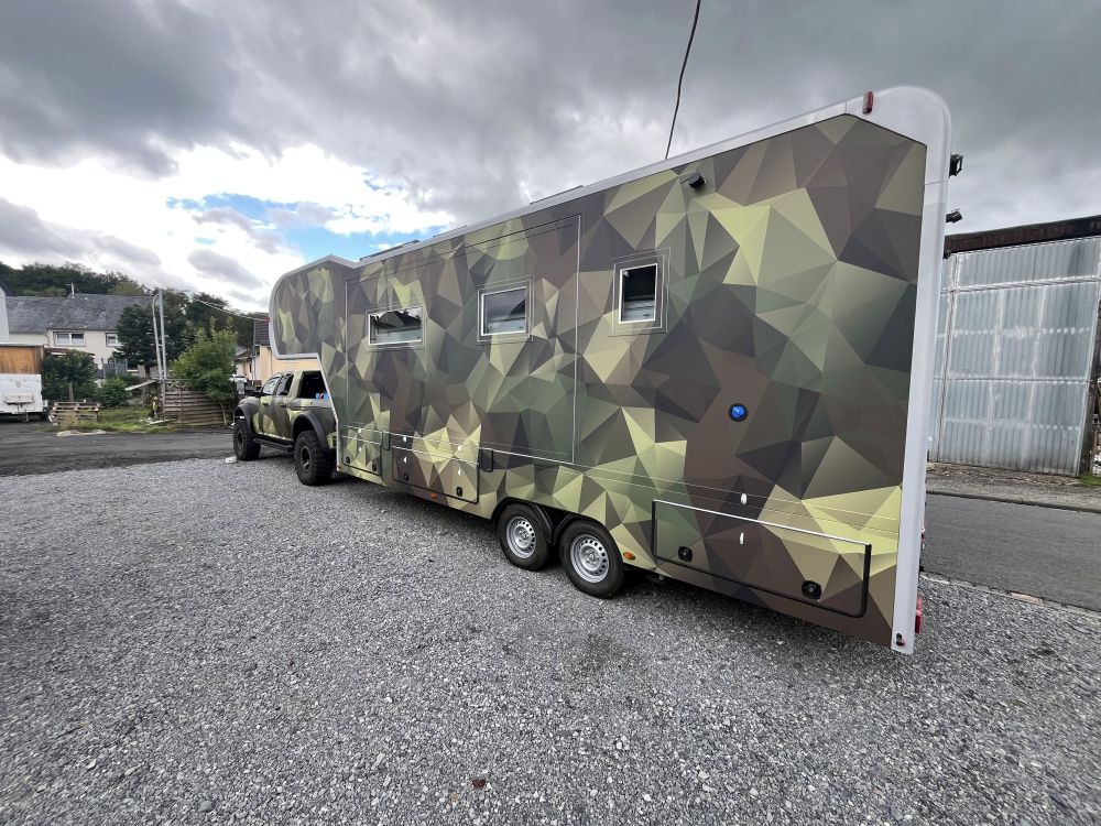 Sattelauflieger Camouflage — Foto 1