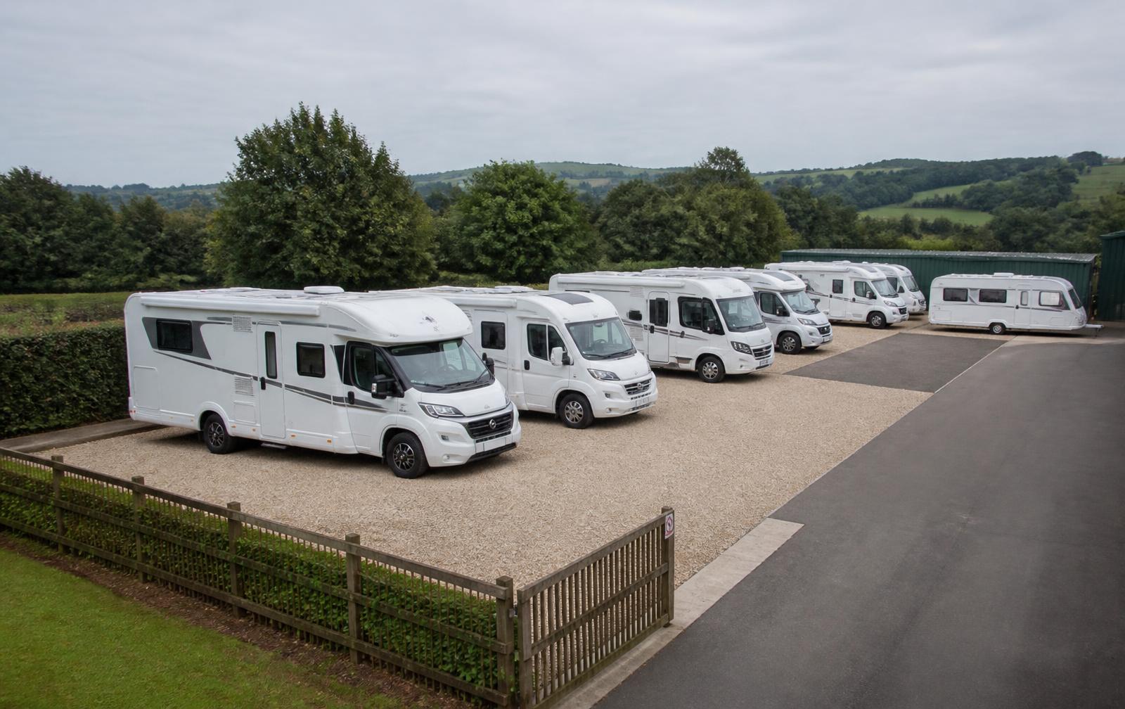 Reisemobile und Caravans auf einem eingezäunten Stellplatz
